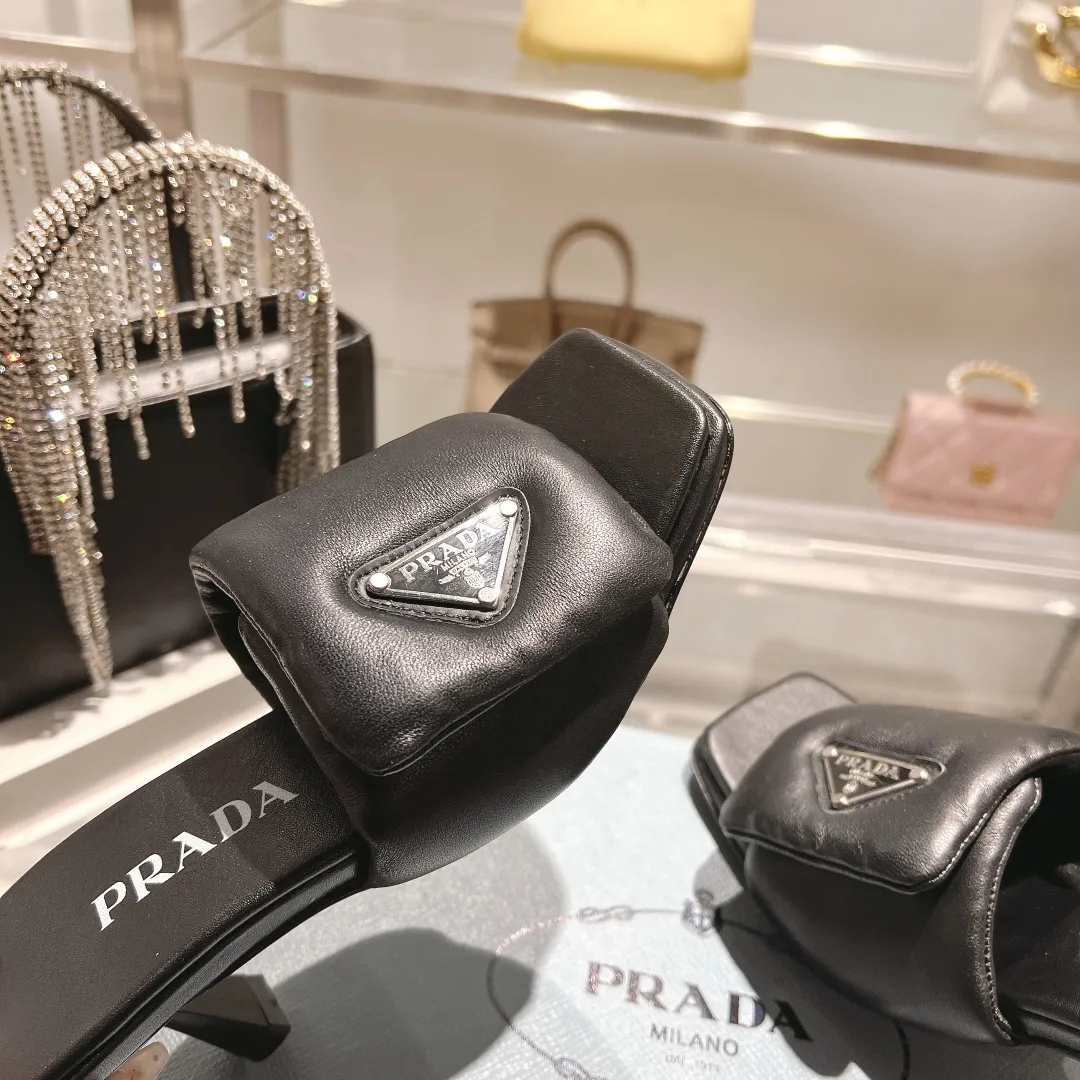 👟👟Ex-factory price 460👟👟 New hot model 🔥 🔥 🔥 4046SS Prada mid-heeled slippers. PRADA top version, original last, one-to-one zero-distance creation! Use the best materials to create the best shoes! Fabric: Imported sheepskin fabric Lining: Imported sheepskin lining Outsole: Really big Italian leather sole! Heel height: 6.5cm Size: 35-39